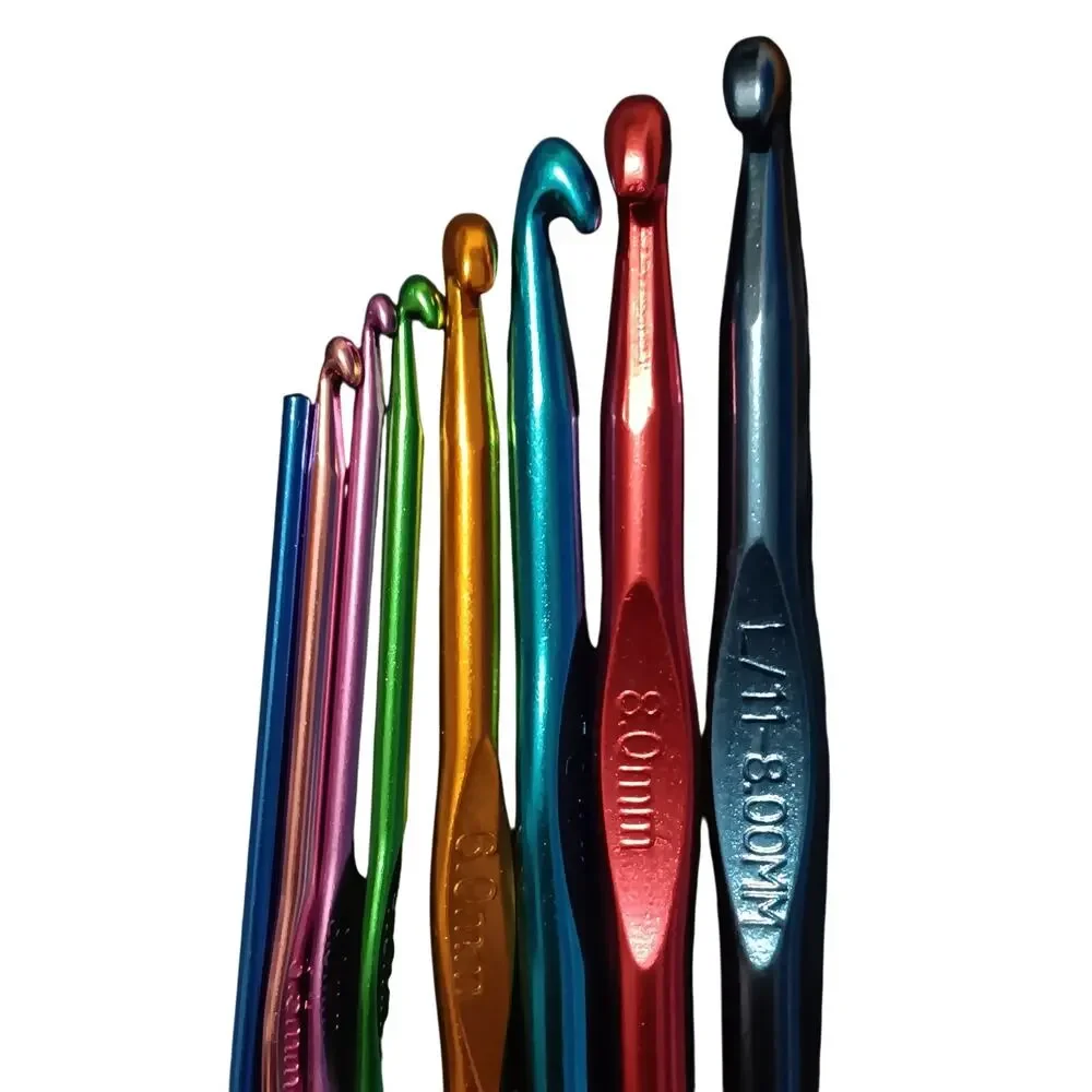 17 Crochet Hooks & Accessories Nice Metal Hooks & Rubber Handled Ergonomic